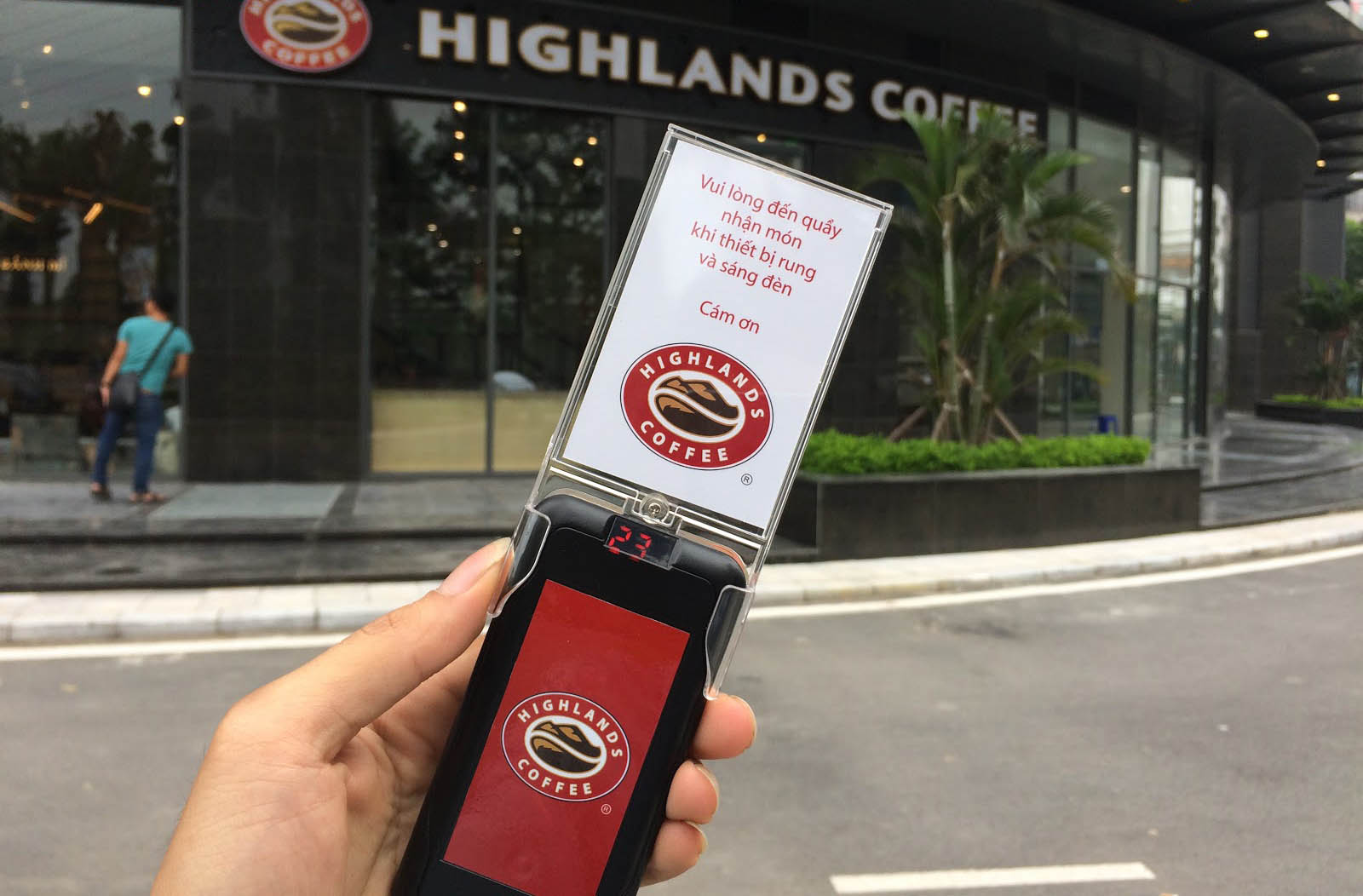 Highlands Landmark Tố Hữu lắp đặt thiết bị thẻ rung tự phục vụ