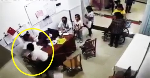 Bác sĩ "đánh tay đôi" với bệnh nhân, Mừng vì bác sĩ biết phản kháng buồn vì thiếu kĩ năng