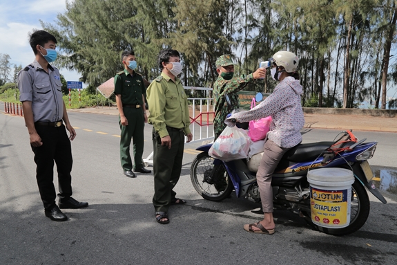 Lập Chốt Kiểm Tra Thân Nhiệt Dưới Chân Núi, Thực Hiện Biện Pháp Chống Dịch