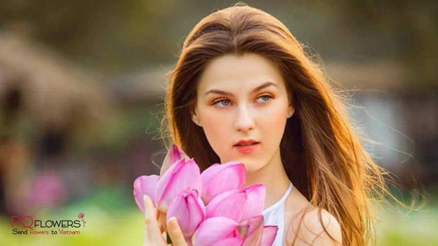 The immense and beautiful lotus fields of Vietnam - Send Flowers & Gifts online to Vietnam | Flower Delivery in VietNam | Phu Quy Flowers