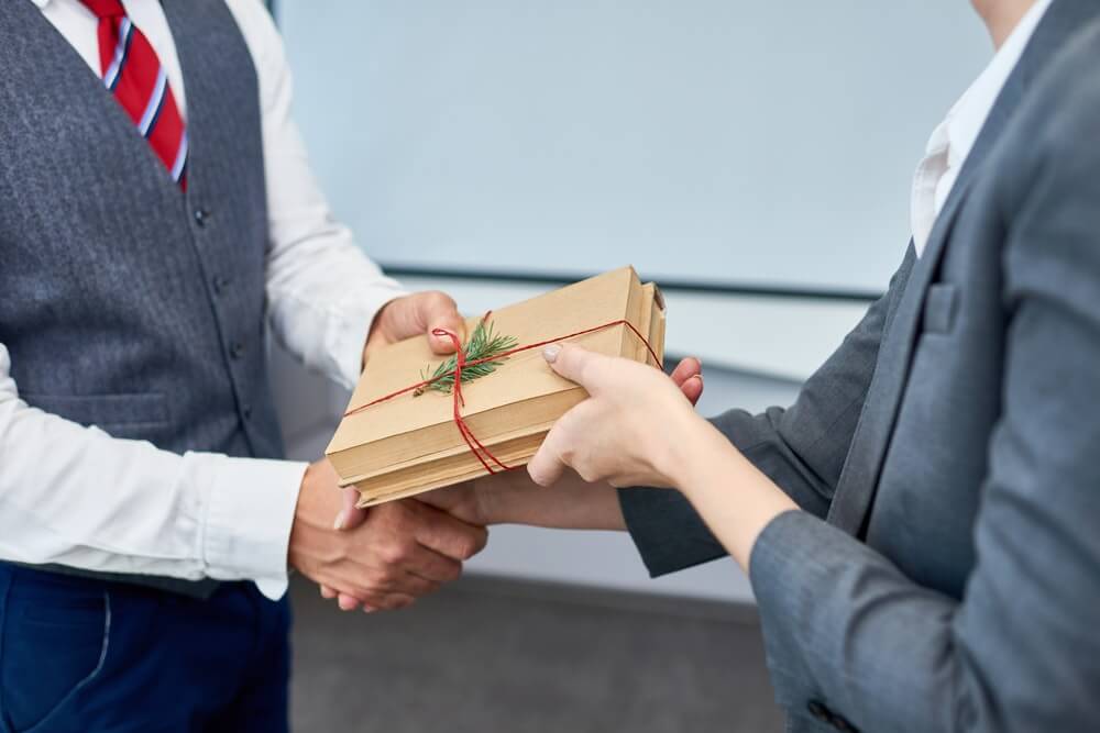 Tết tặng quà gì cho sếp? 3 Lưu ý khi mua quà tết tặng sếp
