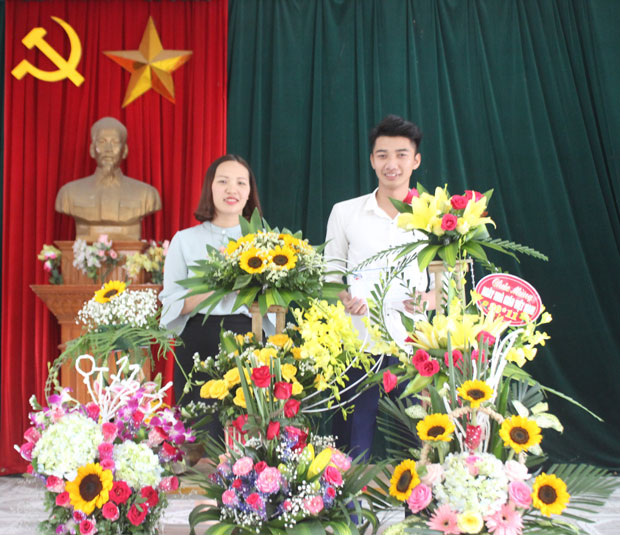 20+ Bó hoa tặng thầy cô đẹp ý nghĩa, cách chọn bó hoa tặng thầy cô