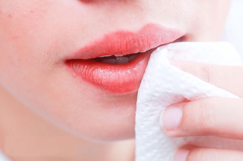 Phun môi xong bị dính nước có sao không? Kiêng nước bao lâu?