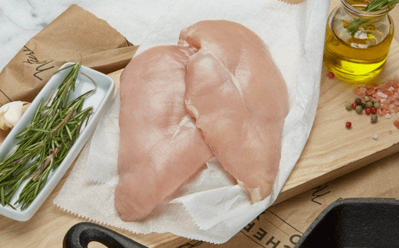 100g ức gà bao nhiêu calo? Ăn ức gà có béo không?