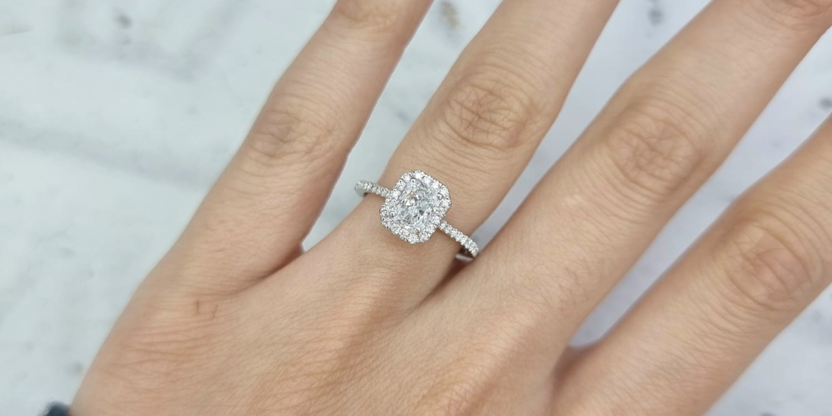 Why Solitaire Rings Still Win Hearts Across the UK