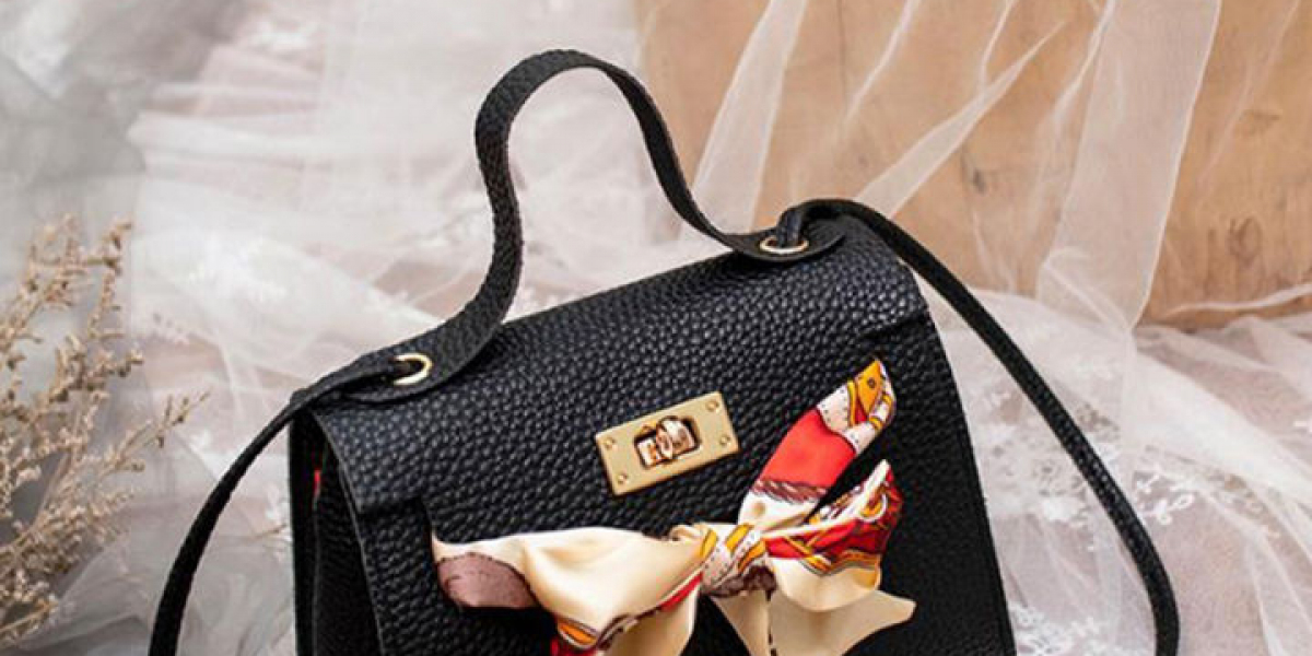 ? Mini Bags vs. Maxi Totes: Who Wins the 2025 Style Game?