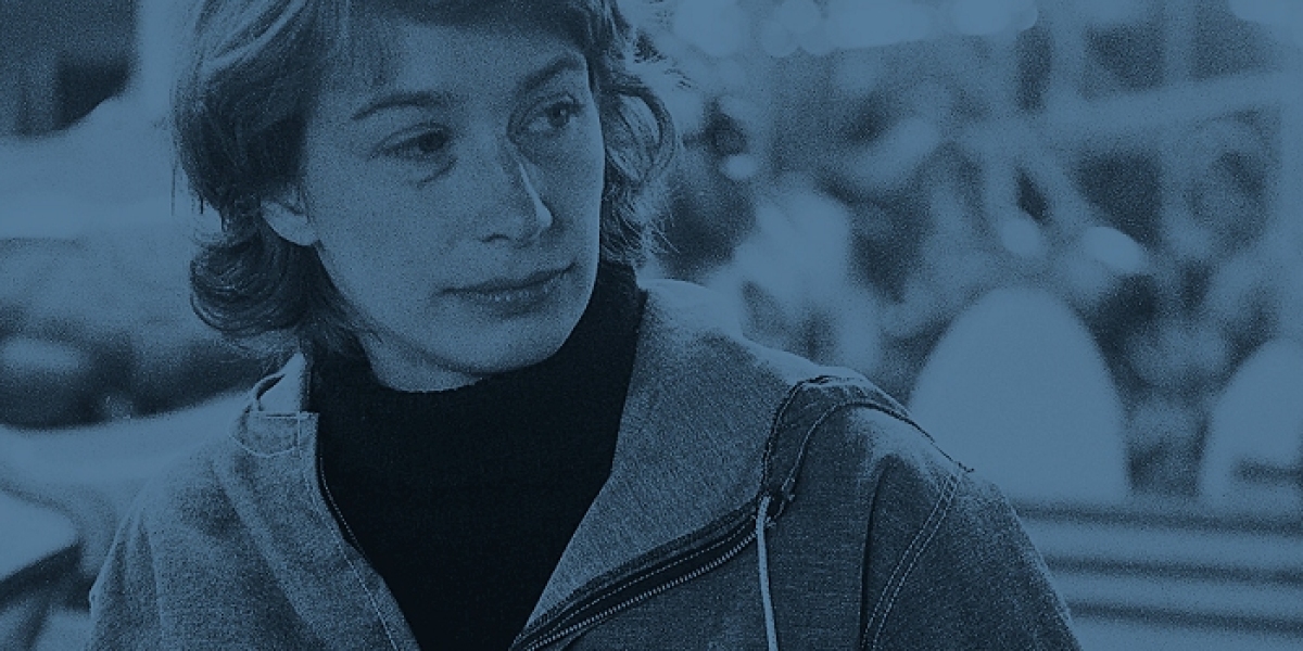How Did Mary Oliver Balance Simplicity with Profound Meaning in Poetry?