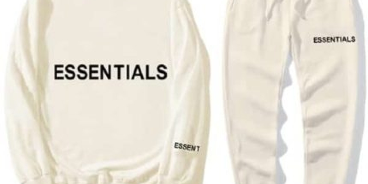 Everyday Essential Hoodie: Designed with Functionality and Relaxed Fit