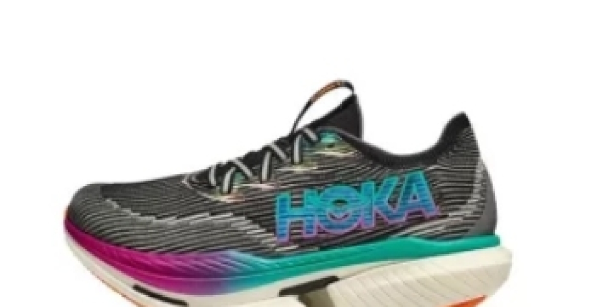 新手第一雙跑鞋怎麼選？Hoka 入門款推薦與比較！